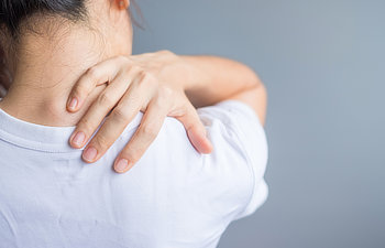 woman with her shoulder sprain